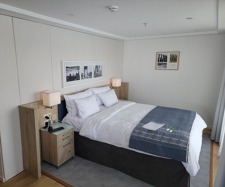 Schlafzimmer einer Explorer-Kabine auf dem Flusskreuzfahrtschiff Viking Osiris