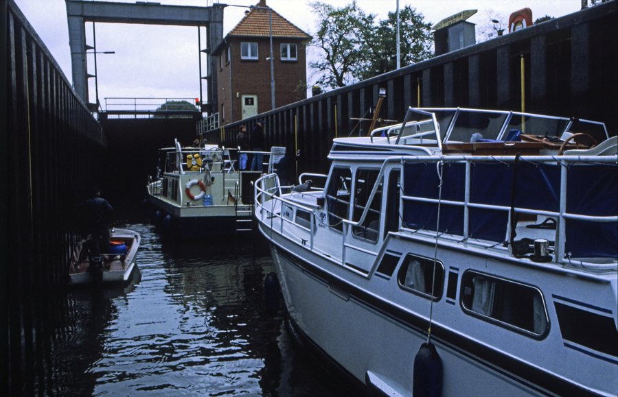 Ein Hausboot bei der Schleusung in Mirow.
