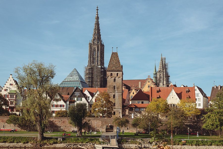 Blick über die Donau von Neu-Ulm auf das Ulmer Münster und den Metzgerturm