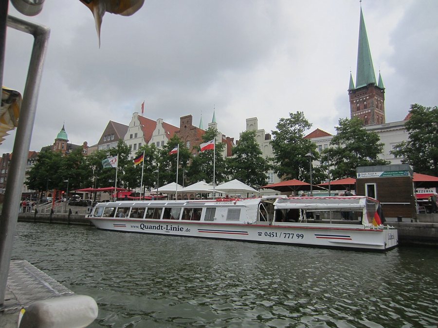 Ausflugsschiff am Anleger an der Lübecker Altstadt.