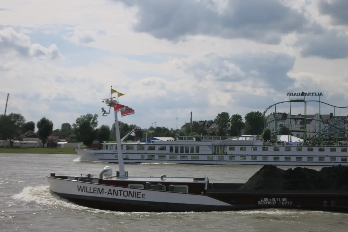 Fracht- und Passagierschiff auf einem Fluss