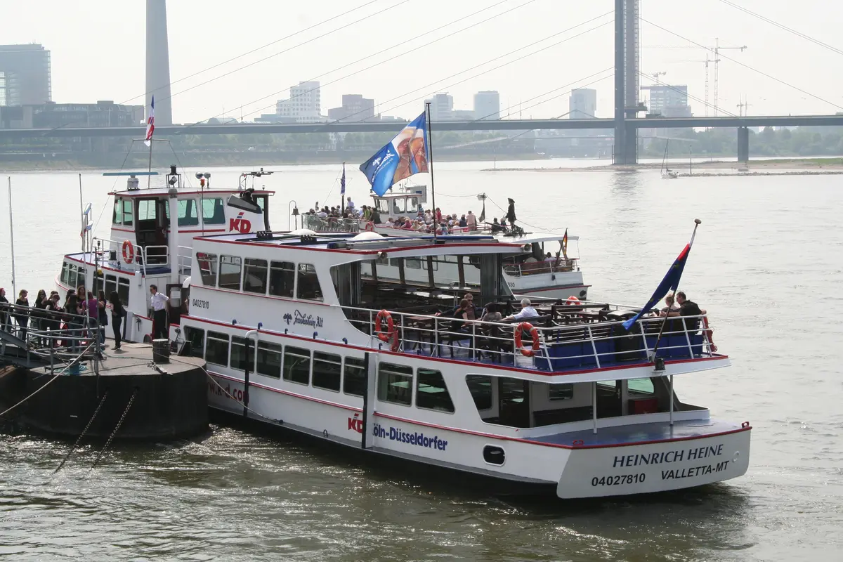 Passagierschiff an einem Anleger auf dem Rhein